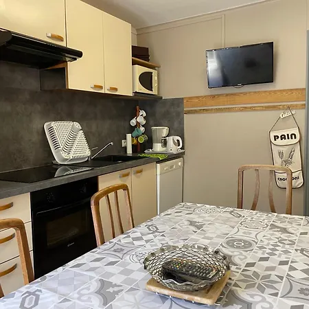 B9 Massias Apartment